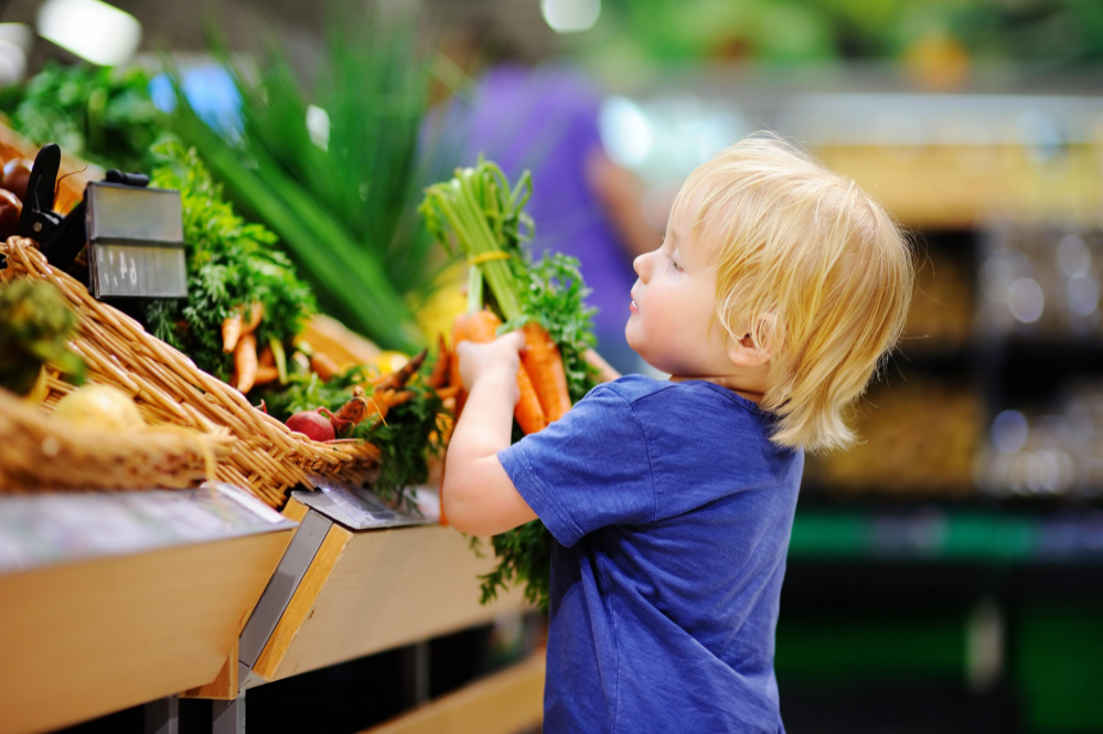 3 year old getting groceries