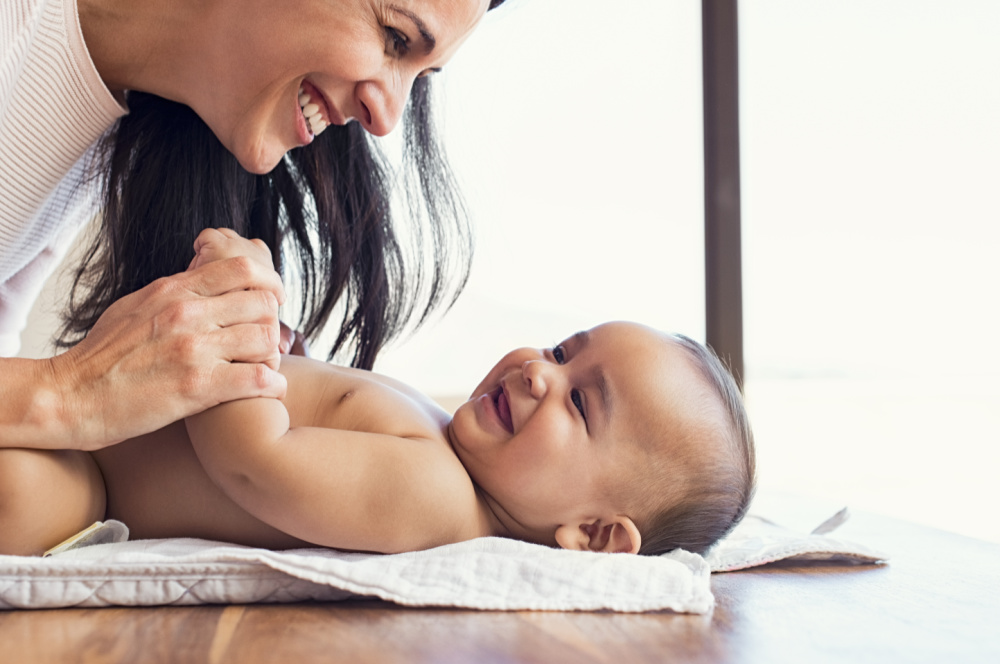 things I wish I knew before having a baby. Happy mom with baby.