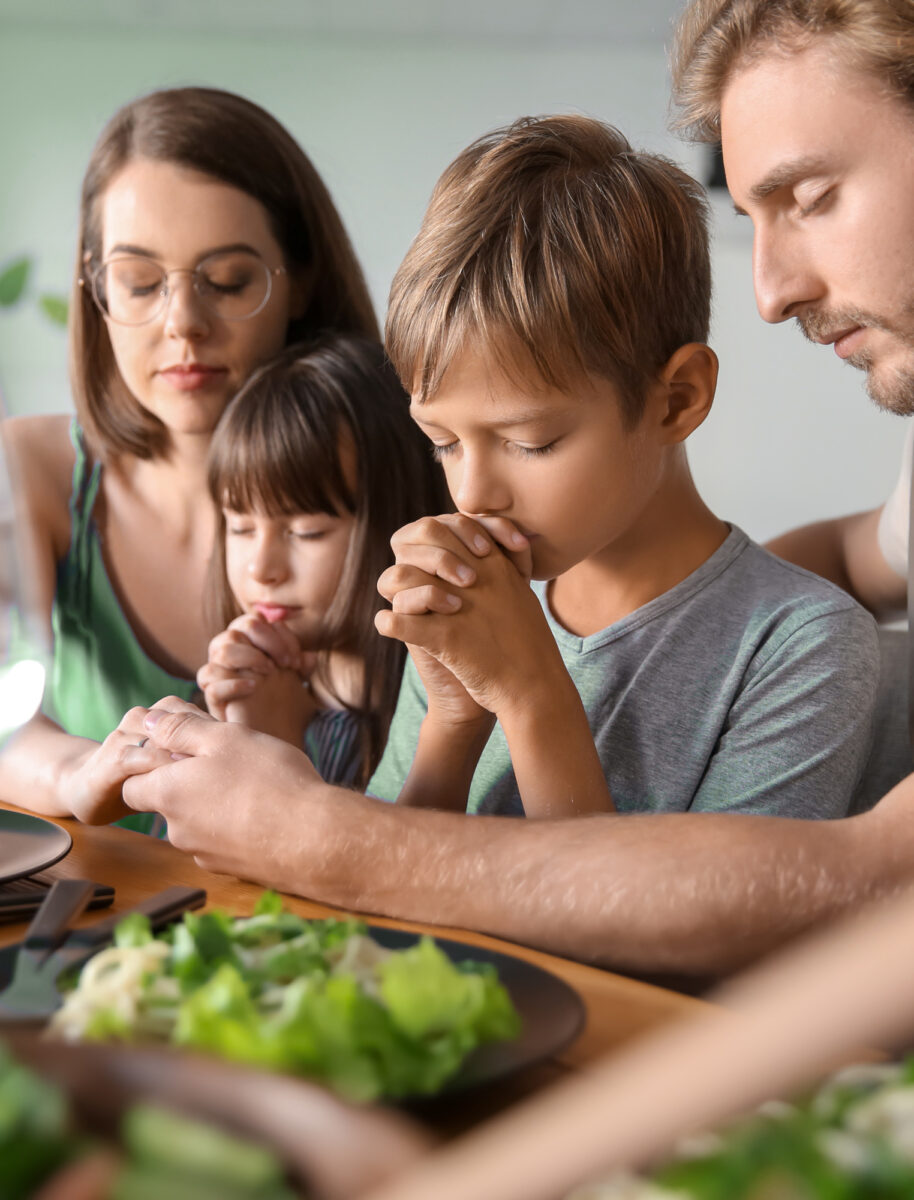 family praying together activities to strengthen family relationships