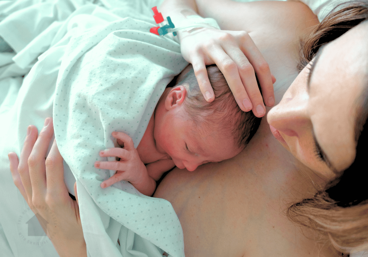 mom doing baby bonding by doing skin to skin
