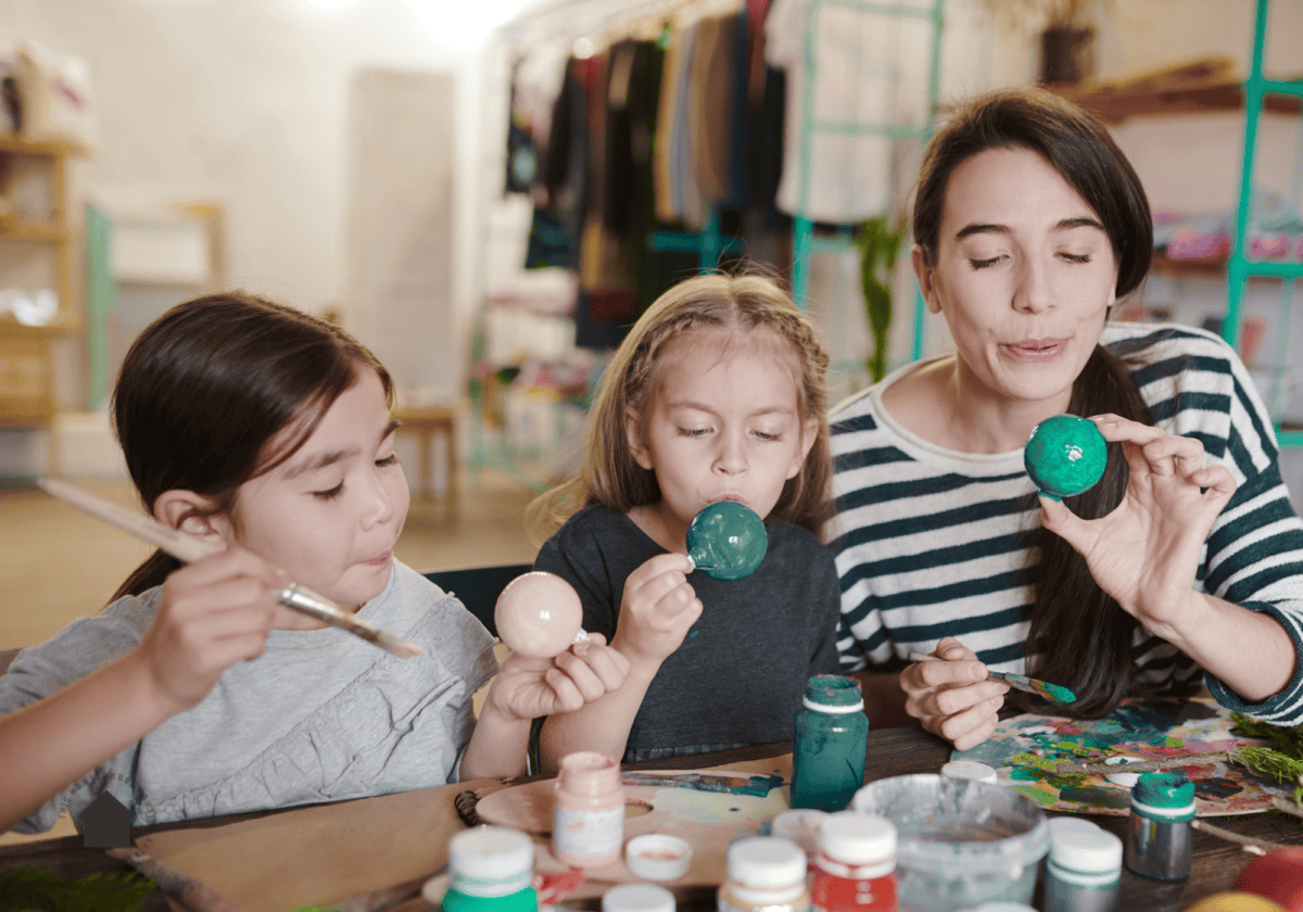 kids making DIY christmas ornaments