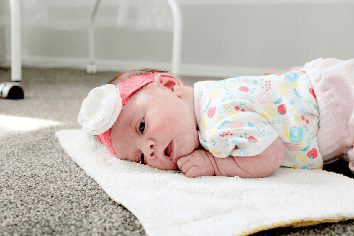 four week old newborn baby doing tummy time