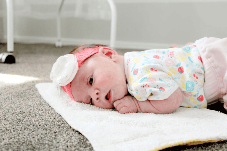 four week old newborn baby doing tummy time