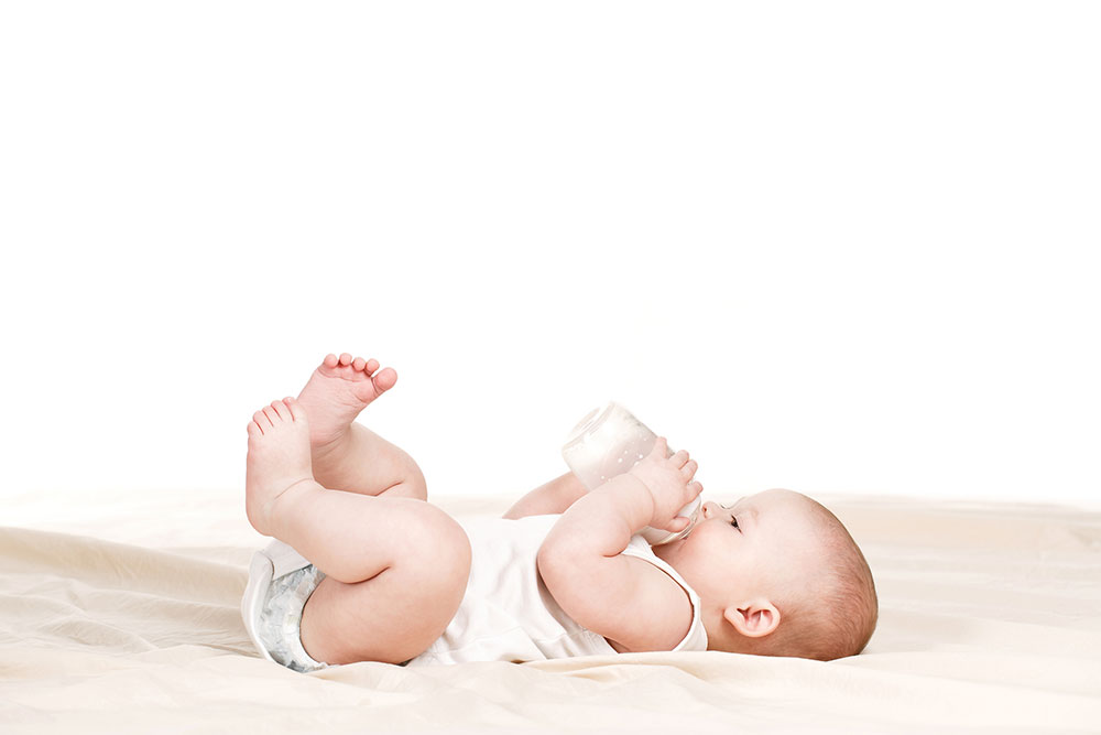 Baby drinking bottle